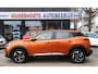 Peugeot 2008 130 Pk Benzine Allure * Navigatie * Keyless Start Button * Dab Radio * 1/2 Lederen Interieur * Climate & Cruise Control * Vingerhoets; Vierde Generatie Eersteklas Service. Al meer dan 100 jaar een begrip in de Brabantse Kempen.