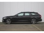 Volvo V90 T8 Plug-in hybrid AWD Ultra Dark Executive | Bowers & Wilkins High End Audio | Luchtvering | Gelamineerde zijruiten | Nappa Leder | Verwarmbaar stuurwiel/stoelen incl. ventilatie & massage | Adaptive Cruise & Pilot Assist | 20" Velgen | Panoramisch Schuif-/kanteldak .