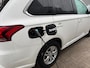 Mitsubishi Outlander 2.4 PHEV Pure / 1E EIGENAAR / APPLE CAR PLAY / TREKHAAK / ECC / CRUISE / NL-AUTO / CAMERA / STOELVERWARMING