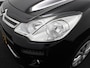 Citroën C3 1.2 PureTech Business Airco auto, Boordcomputer, Brake Assist System, Cruise control, Elek. Stabiliteits Programma, Elek. remkrachtverdeling, Navigatiesysteem De Citroën C3 1.2 PureTech Business uit 2015 is een compacte en comfortabele vijfdeurs hatchback, geschikt voor dagelijks gebruik. Hij is uitgerust met een zuinige 1,2-liter driecilinder benz