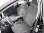 Citroën C3 1.2 PureTech Business Airco auto, Boordcomputer, Brake Assist System, Cruise control, Elek. Stabiliteits Programma, Elek. remkrachtverdeling, Navigatiesysteem De Citroën C3 1.2 PureTech Business uit 2015 is een compacte en comfortabele vijfdeurs hatchback, geschikt voor dagelijks gebruik. Hij is uitgerust met een zuinige 1,2-liter driecilinder benz