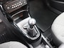 Citroën C3 1.2 PureTech Business Airco auto, Boordcomputer, Brake Assist System, Cruise control, Elek. Stabiliteits Programma, Elek. remkrachtverdeling, Navigatiesysteem De Citroën C3 1.2 PureTech Business uit 2015 is een compacte en comfortabele vijfdeurs hatchback, geschikt voor dagelijks gebruik. Hij is uitgerust met een zuinige 1,2-liter driecilinder benz