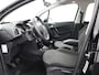 Citroën C3 1.2 PureTech Business Airco auto, Boordcomputer, Brake Assist System, Cruise control, Elek. Stabiliteits Programma, Elek. remkrachtverdeling, Navigatiesysteem De Citroën C3 1.2 PureTech Business uit 2015 is een compacte en comfortabele vijfdeurs hatchback, geschikt voor dagelijks gebruik. Hij is uitgerust met een zuinige 1,2-liter driecilinder benz