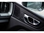 Volvo XC60 2.0 T6 Plug-in hybrid AWD Plus Black Edition | Luchtvering | Stoel-/Stuurverwarming | Schuif-/kanteldak | Head up Display | 360 camera | Getint glas | Adaptive cruise Control | Dodehoekdetectie | Keyless entry |