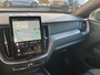 Volvo XC60 2.0 T6 Plug-in hybrid AWD Plus Black Edition | Luchtvering | Stoel-/Stuurverwarming | Schuif-/kanteldak | Head up Display | 360 camera | Getint glas | Adaptive cruise Control | Dodehoekdetectie | Keyless entry |