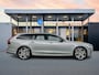 Volvo V90 T8 Recharge Ultra Dark | 20" | Luchtvering | Geventileerd Nappa | Massagestoelen | Trekhaak | Bowers & Wilkins | 360 Camera | Head-up | Elektr. verst. Stoelen | Panoramadak