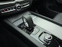 Volvo XC60 T6 Plug-in hybrid AWD Ultra Dark / Harman/Kardon / El. Stoelen / Trekhaak / Panorama dak / Rondomzichtcamera / 20 '' / Stoel + Stuurw. Verwarming / ACC / BLIS