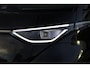Volkswagen ID. Buzz GTX 86 kWh LWB 7p. 340PK / 250kW 4-motion, LED Matrix (IQ.Lights), warmtepomp, design pakket plus (panoramadak), assistance pakket plus (alarm, keyless start & entry, dodehoekdetectie (side assist), cruise control adaptief (acc) met Stop&Go en stuurhulp, achteruitrijcamera (rear view), rondomzichtcamera (area view)), multimedia pakket plus (spraakbediening, navigatie), 21" 'Townsville' LMV, stoelverwarming, elektrische achterklep, elektrisch verstel-, verwarm- en inklapbare buitenspiegels (spiegel pakket) etc.