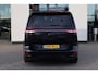 Volkswagen ID. Buzz GTX 86 kWh LWB 7p. 340PK / 250kW 4-motion, LED Matrix (IQ.Lights), warmtepomp, design pakket plus (panoramadak), assistance pakket plus (alarm, keyless start & entry, dodehoekdetectie (side assist), cruise control adaptief (acc) met Stop&Go en stuurhulp, achteruitrijcamera (rear view), rondomzichtcamera (area view)), multimedia pakket plus (spraakbediening, navigatie), 21" 'Townsville' LMV, stoelverwarming, elektrische achterklep, elektrisch verstel-, verwarm- en inklapbare buitenspiegels (spiegel pakket) etc.
