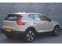 Volvo XC40 2.0 B4 Plus Dark | Adaptieve cruise control | Dode hoek detectie BLIS | 19" velgen met all season banden | Elektrisch verstelbare voorstoelen | Trekhaak | Elektr. verwarmbare voorruit | Stoelverwarming | verwarmd stuurwiel | Parkeersensoren voor + achter | Parkeercamera | Harman Kardon Audio | Charcoal hemelbekleding |