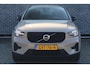 Volvo XC40 2.0 B4 Plus Dark | Adaptieve cruise control | Dode hoek detectie BLIS | 19" velgen met all season banden | Elektrisch verstelbare voorstoelen | Trekhaak | Elektr. verwarmbare voorruit | Stoelverwarming | verwarmd stuurwiel | Parkeersensoren voor + achter | Parkeercamera | Harman Kardon Audio | Charcoal hemelbekleding |