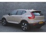 Volvo XC40 2.0 B4 Plus Dark | Adaptieve cruise control | Dode hoek detectie BLIS | 19" velgen met all season banden | Elektrisch verstelbare voorstoelen | Trekhaak | Elektr. verwarmbare voorruit | Stoelverwarming | verwarmd stuurwiel | Parkeersensoren voor + achter | Parkeercamera | Harman Kardon Audio | Charcoal hemelbekleding |