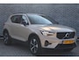 Volvo XC40 2.0 B4 Plus Dark | Adaptieve cruise control | Dode hoek detectie BLIS | 19" velgen met all season banden | Elektrisch verstelbare voorstoelen | Trekhaak | Elektr. verwarmbare voorruit | Stoelverwarming | verwarmd stuurwiel | Parkeersensoren voor + achter | Parkeercamera | Harman Kardon Audio | Charcoal hemelbekleding |