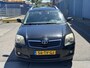 Toyota Avensis Wagon 2.0 VVTi Luna Clima, Radio, Cruise control, Lichtmetalen velgen Bij de verkoop van gebruikte voertuigen door CD-Cars wordt geen standaard garantie verstrekt. De koper aanvaardt het voertuig in de staat waarin het zich bevindt op het moment van aankoop, Vo