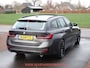BMW 3-Serie Touring 318i Business Edition Plus PANO / TREKHAAK / VERWARMD STUURWIEL + 4 STOELEN