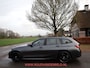 BMW 3-Serie Touring 318i Business Edition Plus PANO / TREKHAAK / VERWARMD STUURWIEL + 4 STOELEN