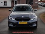 BMW 3-Serie Touring 318i Business Edition Plus PANO / TREKHAAK / VERWARMD STUURWIEL + 4 STOELEN