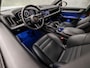 Porsche Cayenne Coupé 3.0 E-Hybrid SportDesign 471Pk Automaat (PANORAMADAK, LUCHTVERING, SPORT CHRONO PAKKET, SPORTUITLAAT, MEMORY SEATS, SFEERVERLICHTING, RODE GORDELS, NIEUWSTAAT)