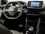 Peugeot 2008 1.2 PureTech GT Automaat (VIRTUAL COCKPIT, APPLE CARPLAY, GROOT NAVI, LEDER, 360 CAMERA, SPORTSTOELEN, KEYLESS, GETINT GLAS, LED KOPLAMPEN, NIEUWSTAAT)