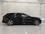 Volvo V90 T6 AWD R-Design BLACK PANO/TREKHAAK/H&K/MEMORY/LEER-ALCANTARA/KEYLESS/ACC/PILOT-ASSIST/19"/DONKERE-HEMEL/PRIVACY/SFEER/LED/RECENT GROTE OH BEURT GEHAD BIJ VOLVO
