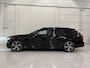 Volvo V90 T6 AWD R-Design BLACK PANO/TREKHAAK/H&K/MEMORY/LEER-ALCANTARA/KEYLESS/ACC/PILOT-ASSIST/19"/DONKERE-HEMEL/PRIVACY/SFEER/LED/RECENT GROTE OH BEURT GEHAD BIJ VOLVO