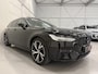 Volvo V90 T6 AWD R-Design BLACK PANO/TREKHAAK/H&K/MEMORY/LEER-ALCANTARA/KEYLESS/ACC/PILOT-ASSIST/19"/DONKERE-HEMEL/PRIVACY/SFEER/LED/RECENT GROTE OH BEURT GEHAD BIJ VOLVO
