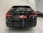 Volvo V90 T6 AWD R-Design BLACK PANO/TREKHAAK/H&K/MEMORY/LEER-ALCANTARA/KEYLESS/ACC/PILOT-ASSIST/19"/DONKERE-HEMEL/PRIVACY/SFEER/LED/RECENT GROTE OH BEURT GEHAD BIJ VOLVO