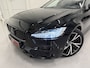 Volvo V90 T6 AWD R-Design BLACK PANO/TREKHAAK/H&K/MEMORY/LEER-ALCANTARA/KEYLESS/ACC/PILOT-ASSIST/19"/DONKERE-HEMEL/PRIVACY/SFEER/LED/RECENT GROTE OH BEURT GEHAD BIJ VOLVO