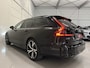 Volvo V90 T6 AWD R-Design BLACK PANO/TREKHAAK/H&K/MEMORY/LEER-ALCANTARA/KEYLESS/ACC/PILOT-ASSIST/19"/DONKERE-HEMEL/PRIVACY/SFEER/LED/RECENT GROTE OH BEURT GEHAD BIJ VOLVO