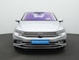 Volkswagen Passat Variant 1.5 TSI 150 pk DSG Elegance | Trekhaak | Head-up display | Leder/alcantara | Achteruitrijcamera