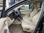 Volvo XC60 2.0T Momentum / NL auto / Automaat / Cruise / Stoelverwarming / Vol-leder / Climate Control / Parkeersensoren Voor&Achter / Elektrische achterklep /