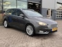 Ford Focus 1.0 Titanium 125PK NIEUWE DISTRIBUTIERIEM!! Voorruitverwarming Climate Cruise Parkeersensoren Navi 17" Velgen *Dealer Onderhouden*