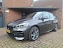 BMW 2-Serie Active Tourer 220i High Executive M-Sport / Shadow Line / Harman & Kardon / Navigatie / Led Verlichting / Stoelverwarm