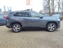 Toyota RAV4 2.5 PLUG-IN HYBRID STYLE TREKHAAK 1500KG TREKGEW STOEL/STUURVERW ACHTERBANKVERW KEYLESS CAMERA PARK-SENSOREN EL-ACHTERKLEP APPLE/ANDROID CLIMA AD-CRUISE