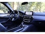 BMW 5-Serie M550i xDrive Executive M-Sport | Merino leder | 20" | Driving Assistent Plus | Comfort stoel met geheugen | Real-Time Traffic information | Zonnerolgordijnen achter | Stoelverwarming voor en achter | Etc.