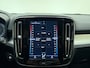 Volvo XC40 T4 211pk Plus Dark / Harman&Kardon / Elektr. Stoelen / Keyless / Trekhaak / Adapt. Cruise / 18'' + All Season / PDC + Camera / Stoel + Stuurw. Verwarming /
