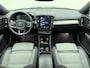 Volvo XC40 T4 211pk Plus Dark / Harman&Kardon / Elektr. Stoelen / Keyless / Trekhaak / Adapt. Cruise / 18'' + All Season / PDC + Camera / Stoel + Stuurw. Verwarming /