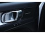 Volvo XC40 B4 Automaat Plus Dark | Verwarmbare voorstoelen | Verwarmbaar stuurwiel | Verwarmbare voorruit | Premium audio by Harman Kardon | Trekhaak | 18 inch Lichtmetalen velgen