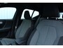 Volvo XC40 B4 Automaat Plus Dark | Trekhaak |Verwarmbare voorstoelen | Verwarmbaar stuurwiel | Verwarmbare voorruit | Premium audio by Harman Kardon |  18 inch Lichtmetalen velgen