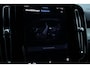 Volvo XC40 B4 Automaat Plus Dark | Verwarmbare voorstoelen | Verwarmbaar stuurwiel | Verwarmbare voorruit | Premium audio by Harman Kardon | Trekhaak | 18 inch Lichtmetalen velgen