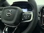 Volvo XC40 Extended Range Plus / Nubuck / Trekhaak / Getint glas / Keyless / Metallic Lak / Stoel + Stuurw. Verwarming / Adapt. Cruise / BLIS / 19" + All Season / PDC + Camera / Draadl. Oplader /