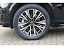 Volvo XC90 T8 AWD Ultra Dark | Verwarmde, Geventileerde en Masserende Voorstoelen | Luchtvering | Panoramisch Schuif-/Kanteldak | Semi-Elektrische Trekhaak | 360º Camera | 4-Zone Climate Control | Gelamineerd en Getint Glas Achter| Bowers & Wilkins |