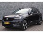 Volvo XC40 Recharge P8 AWD 78 kWh R-Design | Trekhaak | Panoramadak | 360 camera | Warmtepomp | Elektrische stoelverstelling | Adaptive cruise control | Harman Kardon audio | Stoel- en stuurverwarming | Getint glas |