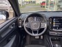 Volvo XC40 1.5 T4 Recharge R-Design / Automaat / NL-Auto / Dealer-Onderhouden / Half-Leder / Pilot-Assist / Open-Panodak / Elektr.-Uitklapbare Trekhaak / Stoel- en Stuurverwarming / Adaptieve Cruise-Control Stop&Go / Climate-Control / Keyless / LED / Dodehoek-Detectie / Apple-Carplay & Android-Auto / Elektr.-Stoelen met Geheugen / Harmann Kardon Audio / DAB Radio-Bluetooth / Navi / Elektr.-Achterklep / PDC V+A / Camera / 20'' LMV / ENZ.