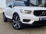 Volvo XC40 1.5 T4 Recharge R-Design / Automaat / NL-Auto / Dealer-Onderhouden / Half-Leder / Pilot-Assist / Open-Panodak / Elektr.-Uitklapbare Trekhaak / Stoel- en Stuurverwarming / Adaptieve Cruise-Control Stop&Go / Climate-Control / Keyless / LED / Dodehoek-Detectie / Apple-Carplay & Android-Auto / Elektr.-Stoelen met Geheugen / Harmann Kardon Audio / DAB Radio-Bluetooth / Navi / Elektr.-Achterklep / PDC V+A / Camera / 20'' LMV / ENZ.