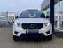 Volvo XC40 1.5 T4 Recharge R-Design / Automaat / NL-Auto / Dealer-Onderhouden / Half-Leder / Pilot-Assist / Open-Panodak / Elektr.-Uitklapbare Trekhaak / Stoel- en Stuurverwarming / Adaptieve Cruise-Control Stop&Go / Climate-Control / Keyless / LED / Dodehoek-Detectie / Apple-Carplay & Android-Auto / Elektr.-Stoelen met Geheugen / Harmann Kardon Audio / DAB Radio-Bluetooth / Navi / Elektr.-Achterklep / PDC V+A / Camera / 20'' LMV / ENZ.