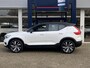 Volvo XC40 1.5 T4 Recharge R-Design / Automaat / NL-Auto / Dealer-Onderhouden / Half-Leder / Pilot-Assist / Open-Panodak / Elektr.-Uitklapbare Trekhaak / Stoel- en Stuurverwarming / Adaptieve Cruise-Control Stop&Go / Climate-Control / Keyless / LED / Dodehoek-Detectie / Apple-Carplay & Android-Auto / Elektr.-Stoelen met Geheugen / Harmann Kardon Audio / DAB Radio-Bluetooth / Navi / Elektr.-Achterklep / PDC V+A / Camera / 20'' LMV / ENZ.