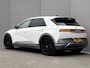 Hyundai Ioniq 5 Lounge 73kWh / Fabrieksgarantie tot 10-2026 / Accu SoH 100 % / Dealer onderhouden / WLTP 451 km / 1.600 kg / Warmtepomp / Navigatie/ HUD / Camera 360° / Stuur-, stoel- & achterbankverwarming / BOSE /Leder / Apple Carplay Android / 20" LM wielen /