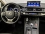 Lexus CT 200h 25th Edition Automaat (APPLE CARPLAY, GROOT NAVI, CLIMATE, ALCANTARA, STOELVERWARMING, SPORTSTOELEN, GETINT GLAS, KEYLESS, NIEUWSTAAT)