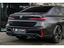 BMW 7-Serie M760e xDrive - Frozen Deep Grey - Lounge & Entertainment - Bowers & Wilkins - Aut. Doors - Connoisseur - Iconic Glow